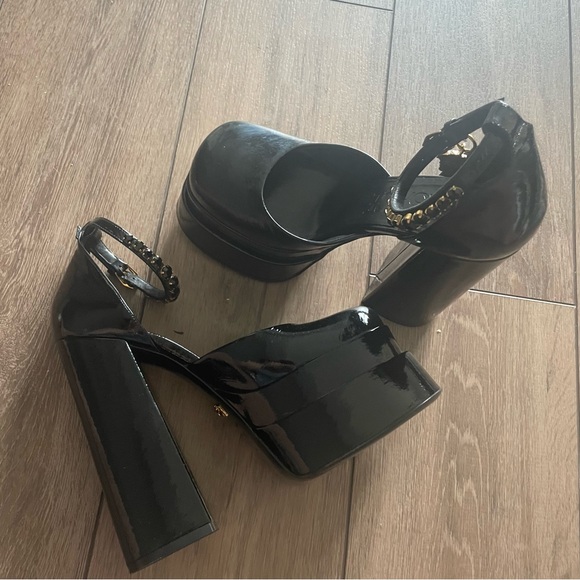 Versace Shoes - Versace Medusa patent leather heels